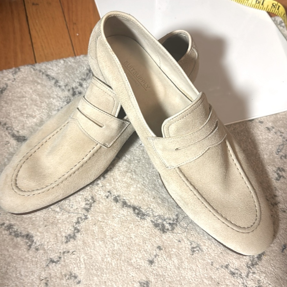 Suit supply never worn suede loafers size 8, made in Italy. Retail price $249